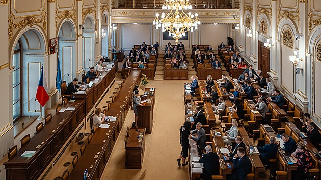 Na ��dn� sch�zi Sn�movny by poslanci mohli mimo jin� schvalovat n�vrh, kter� umo�n� n�kter�m d�chodc�m ukon�it penzijn� spo�en� bez sankc�, a novelu t�kaj�c� se investi�n�ch spole�nost�. (27. kv�tna 2026)