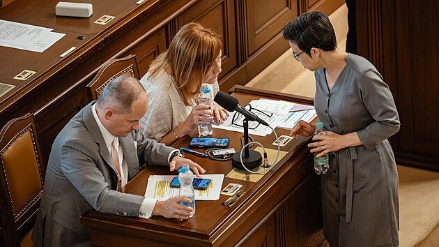 Na ��dn� sch�zi Sn�movny by poslanci mohli mimo jin� schvalovat n�vrh, kter� umo�n� n�kter�m d�chodc�m ukon�it penzijn� spo�en� bez sankc�, a novelu t�kaj�c� se investi�n�ch spole�nost�. Na sn�mku ministryn� financ� Alena Schillerov� a Olga Richterov� (Pir�ti). (27. kv�tna 2026)