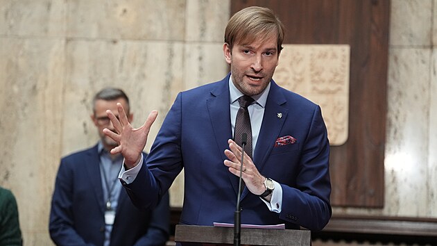 Ministr zdravotnictv� Adam Vojt�ch (ANO) na br�finku k p�evozu americk�ho l�ka�e s podez�en�m na n�kazu ebolou do �eska. (20. kv�tna 2026)