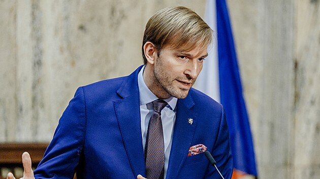 Ministr zdravotnictv� Adam Vojt�ch (ANO) na br�finku k p�evozu americk�ho l�ka�e s podez�en�m na n�kazu ebolou do �eska. (20. kv�tna 2026)