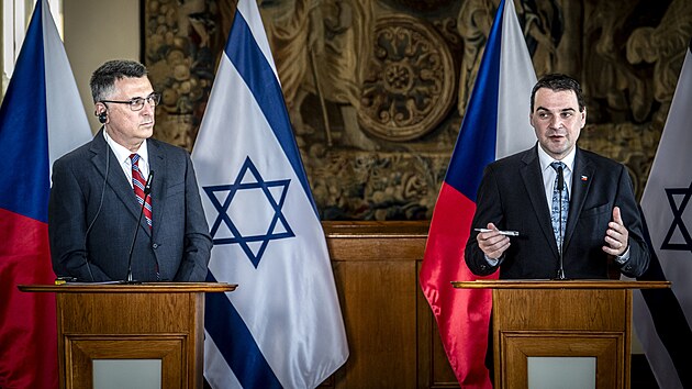 Tiskov� konference k jedn�n� ministr� zahrani�� �esk� republiky a Izraele o prohlouben� ekonomick� spolupr�ce. Na sn�mku ministr zahrani�� Izraele Gideon Sa�ar  a ministr zahrani�� �esk� republiky Petr Macinka. (20. kv�tna 2026)