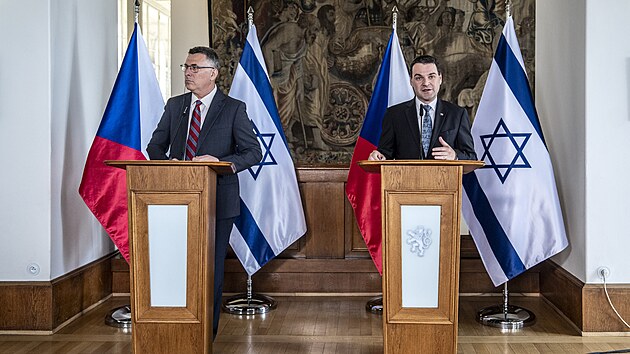 Tiskov� konference k jedn�n� ministr� zahrani�� �esk� republiky a Izraele o prohlouben� ekonomick� spolupr�ce. Na sn�mku ministr zahrani�� Izraele Gideon Sa�ar  a ministr zahrani�� �esk� republiky Petr Macinka. (20. kv�tna 2026)