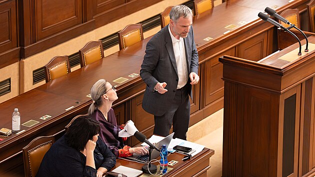 Ministryn� pro m�stn� rozvoj Zuzana Mr�zov� (ANO) a Zden�k H�ib (Pir�ti) na mimo��dn� sch�zi Sn�movny, kter� projedn�v� novelu o podpo�e bydlen�. (29. kv�tna 2026)