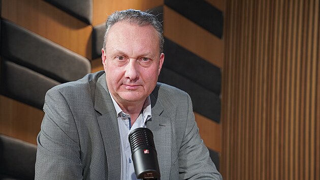 Hostem po�adu Rozst�el je epidemiolog a adiktolog Viktor Mrav��k. Po�ad moderuje Vladim�r Vok�l.