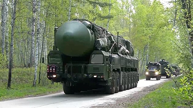 Rusk� mobiln� strategick� raketov� syst�m proj�d� b�hem cvi�en� jadern�ch sil na nezve�ejn�n�m m�st� v Rusku. (21. kv�tna 2026)