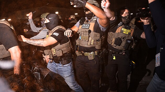 Agenti imigra�n�ho ��adu ICE se st�et�vaj� s demonstranty p�ed deten�n�m za��zen�m Delaney Hall v Newarku ve st�t� New Jersey. (28. kv�tna 2026)