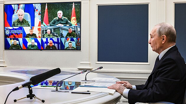 Rusk� prezident Vladimir Putin a b�lorusk� prezident Alexandr Luka�enko se v Kremlu ��astn� videohovoru b�hem spole�n�ho cvi�en� jadern�ch sil. (21. kv�tna 2026)