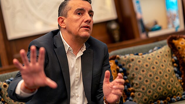 Marc Riera p�sob� od �ervence 2023 jako v�konn� viceprezident spole�nosti Seat S.A. pro oblast n�kupu a z�rove� je �lenem jej�ho p�edstavenstva.