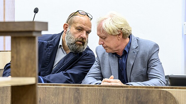 Libor Ta�ner (vpravo), obvin�n� v kauze b�val�ho chomutovsk�ho prim�tora Marka Hrab��e (zvolen� za ANO), se rad� s obh�jcem v soudn� s�ni Okresn�ho soudu v Teplic�ch, kde prob�halo jedn�n� o dohod� o vin� a trestu. (25. kv�tna 2026)