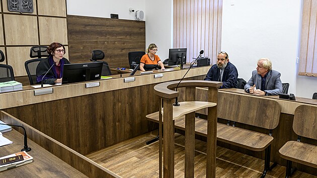 Libor Ta�ner (vpravo), obvin�n� v kauze b�val�ho chomutovsk�ho prim�tora Marka Hrab��e (zvolen� za ANO), v soudn� s�ni Okresn�ho soudu v Teplic�ch, kde prob�halo jedn�n� o dohod� o vin� a trestu. (25. kv�tna 2026)