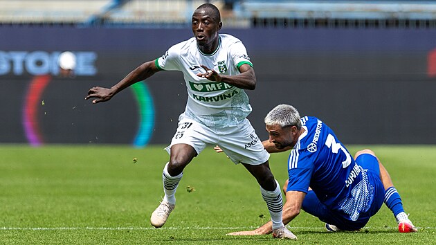 Ousmane Cond&eacute; z Karvin&eacute; obch&aacute;z&iacute; s m&iacute;čem olomouck&eacute;ho Louise Lurvinka.