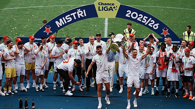 Fotbalisté Slavie slaví zisk mistrovského titulu.