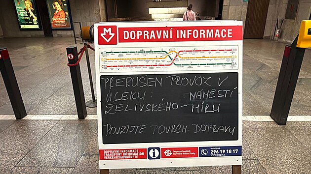 Provoz na ��sti pra�sk� linky metra A zastavila brzy r�no technick� z�vada mezi stanicemi �elivsk�ho a N�m�st� M�ru.