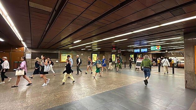 Provoz na ��sti pra�sk� linky metra A zastavila brzy r�no technick� z�vada mezi stanicemi �elivsk�ho a N�m�st� M�ru.