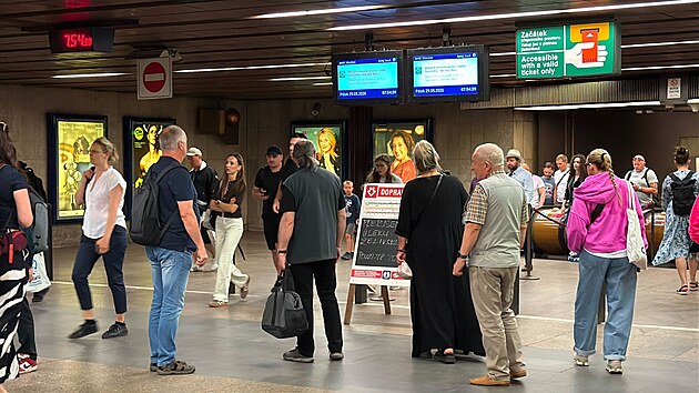 Provoz na ��sti pra�sk� linky metra A zastavila brzy r�no technick� z�vada mezi stanicemi �elivsk�ho a N�m�st� M�ru.