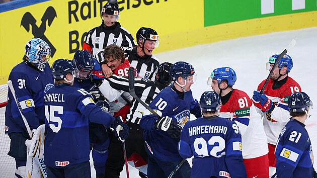 Prvn� mela v hokejov�m �tvrtfin�le mezi Finskem a �eskem, nejaktivn�j�� jsou �to�n�k David Tom�ek (96) s Mikkem Lehtonenem (4).