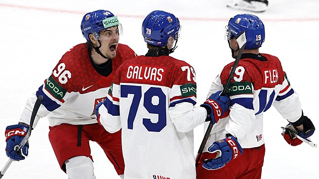 TOT�LN� EUFORIE. �e�t� hokejist� vyd�eli obrat v duelu s Itali�, nad�en� Davida Tom�ka (96), kter� jede gratulovat ke g�lu Jakubu Flekovi (vpravo), hovo�� za v�e.