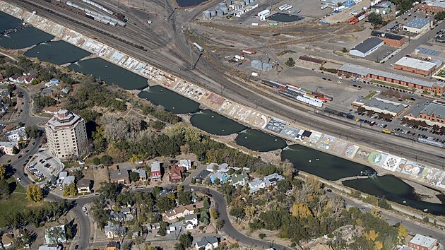 Pueblo Levee Mural Project je nástěnná malba podél hráze řeky Arkansas, která...