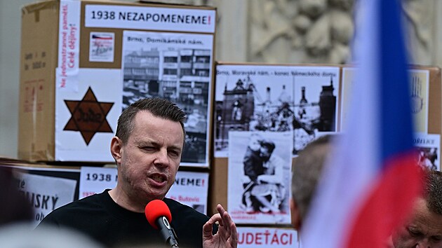 Na protestn�m m�tinku proti sjezdu sudetsk�ch N�mc� promluvil na n�m�st� Svobody v centru Brna i poslanec a ��f strany PRO Jind�ich Rajchl. (22. kv�tna 2026)