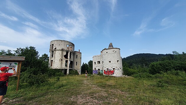 Pohled na Sarajevo z opu�t�n� bobov� dr�hy.