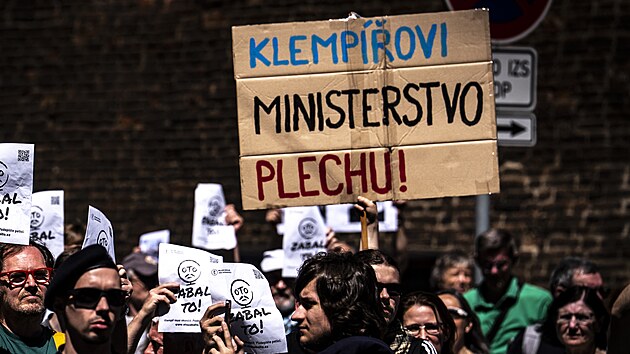 P�ed ��adem vl�dy se se�li lid� k dal��mu protestu proti ru�en� poplatk� �esk� televizi a �esk�mu rozhlasu. (25. kv�tna 2026)