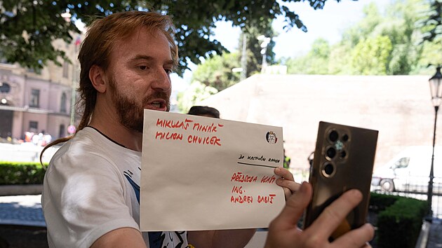 P�ed ��adem vl�dy se se�li lid� k dal��mu protestu proti ru�en� poplatk� �esk� televizi a �esk�mu rozhlasu. Mikul� Min��.(25. kv�tna 2026)