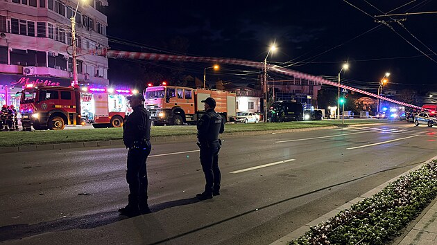 Hasi�i a policist� zasahuj� na m�st� v�buchu v obytn�m bytov�m dom� po z�sahu dronem nedaleko hranic s Ukrajinou v rumunsk�m m�st� Galati. (29. kv�tna 2026)