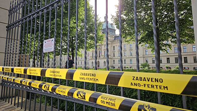 Kdy� demonstranti dorazili do c�le pomoc� �lut�ch p�sek �zabavili� i Strakovu akademii. (24. kv�tna 2026)