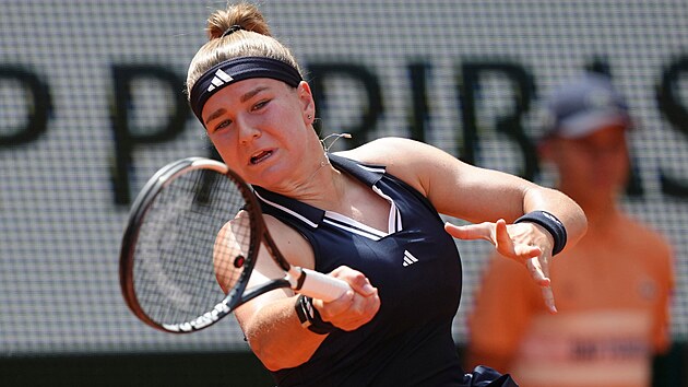 Karolína Muchová hraje forhend ve třetím kole Roland Garros.