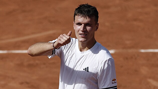 Jakub Men�ík slaví výhru v prvním kole Roland Garros.