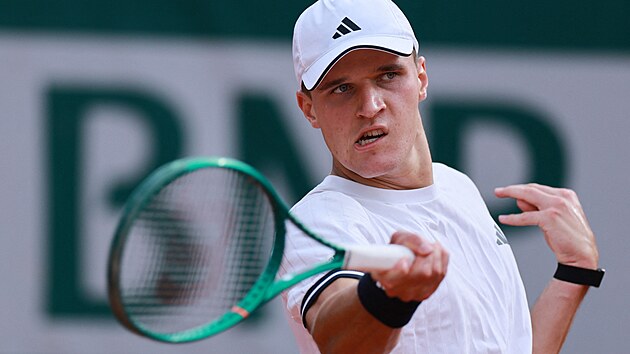 Jakub Men��k hraje forhend ve t�et�m kole Roland Garros.