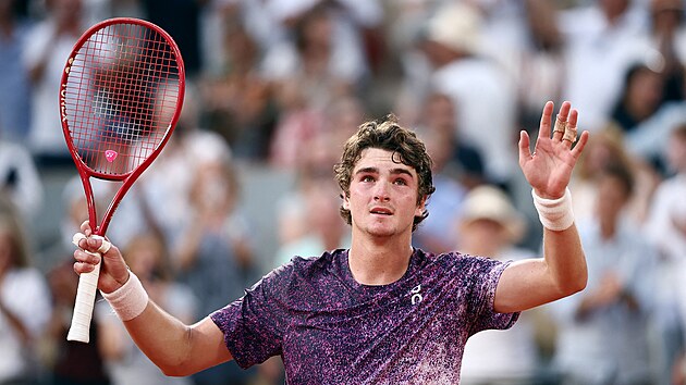 Joao Fonseca slav� postup do osmifin�le Roland Garros.