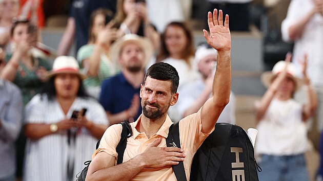 Novak Djokovi� se lou�� po por�ce ve t�et�m kole Roland Garros.