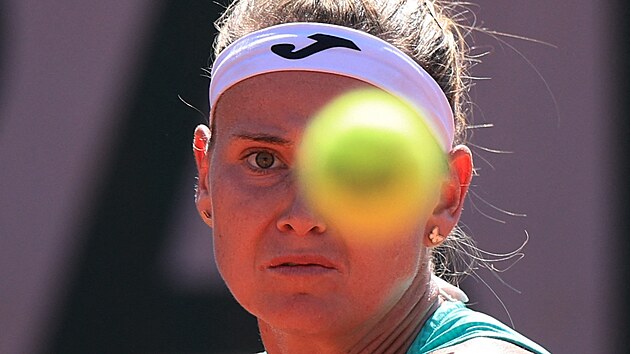 Marie Bouzková sleduje balonek v zápase druhého kola Roland Garros.