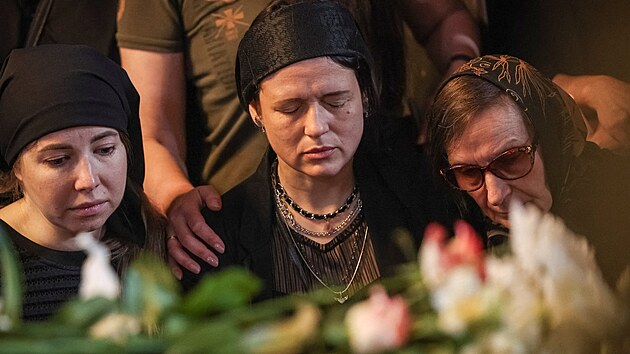 Poh�eb ukrajinsk�ch sester Ljubavy a Viry Jakovlevov�ch. Zavra�dila je rusk� arm�da p�i n�letu na Kyjev. (19. kv�tna 2026)