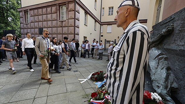 Pietn� vzpom�nkou na zavra�d�n� �echy a antifa�isty z �ad dal��ch n�rodnost� zakon�ilo v pond�l� dopoledne v Kounicov�ch kolej�ch Sudeton�meck� krajansk� sdru�en� sv�j sjezd v Brn�. (25. kv�tna 2026)