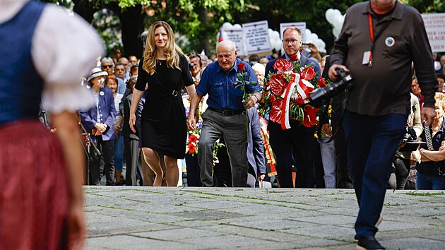 Pietn� vzpom�nkou na zavra�d�n� �echy a antifa�isty z �ad dal��ch n�rodnost� zakon�ilo v pond�l� dopoledne v Kounicov�ch kolej�ch Sudeton�meck� krajansk� sdru�en� sv�j sjezd v Brn�. Z��astnila se i brn�nsk� prim�torka Mark�ta Va�kov�. (25. kv�tna 2026)