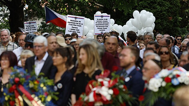 Pietn� vzpom�nkou na zavra�d�n� �echy a antifa�isty z �ad dal��ch n�rodnost� zakon�ilo v pond�l� dopoledne v Kounicov�ch kolej�ch Sudeton�meck� krajansk� sdru�en� sv�j sjezd v Brn�. Dorazili tak� odp�rci. (25. kv�tna 2026)