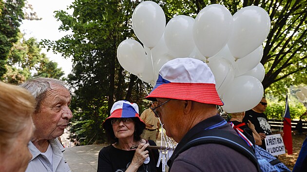 Pietn� vzpom�nkou na zavra�d�n� �echy a antifa�isty z �ad dal��ch n�rodnost� zakon�ilo v pond�l� dopoledne v Kounicov�ch kolej�ch Sudeton�meck� krajansk� sdru�en� sv�j sjezd v Brn�. Dorazili tak� odp�rci. (25. kv�tna 2026)