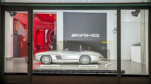 Mercedes-Benz Studio Prague � n�voz expon�t� pro v�stavu na t�ma AMG & Motorsport.