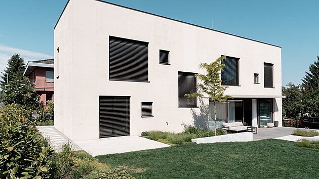 Domek zasazen� do star�� z�stavby je obklopen� zelen�. Architekti z Edit! Architects navrhli stavbu na n�ro�n�m, m�rn� sva�it�m pozemku tak, aby zachovala maximum voln�ho prostoru s respektem k p�vodn� urbanistick� struktu�e.