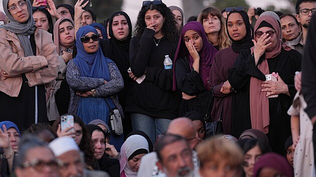 Lid� vzd�vaj� hold ob�tem den po st�elb� v isl�msk�m centru v San Diegu. (19. kv�tna 2026)