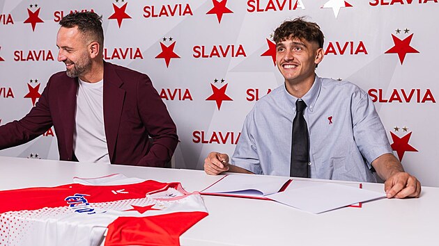 Slávistický útočník Mojmír Chytil při podpisu nové smlouvy se Slavií. Vlevo...