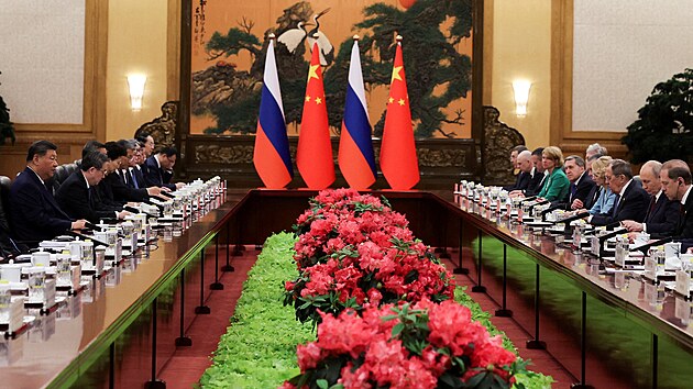 Rusk� prezident Vladimir Putin a ��nsk� prezident Si �in-pching se ��astn� bilater�ln�ho setk�n� ve Velk� s�ni lidu v Pekingu. (20. kv�tna 2026)