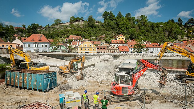 Vod�ci nyn� musej� kv�li stavb� nov�ho mostu v �eskokrumlovsk�m Ple�ivci sv� lod� dost daleko p�en�et. Stavba za 120 milion� potrv� a� do konce prosince, doprava i chodci vyu��vaj� provizorn� vedlej�� most. (26. kv�tna 2026)