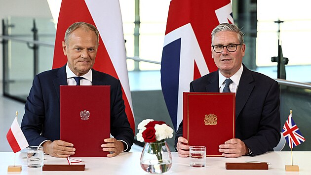Britský premiér Keir Starmer a polský premiér Donald Tusk p�i podpisu smlouvy o...