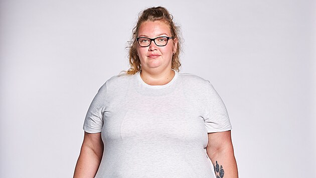 Denisa se rad�ji v�bec ned�vala do zrcadla. Onen pohled ji d�sil: z�rala na ni morbidn� ob�zn� �ena.