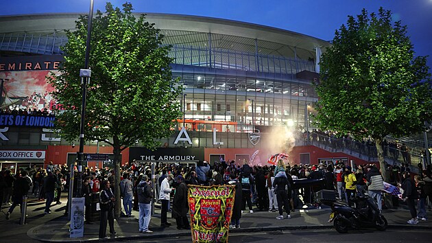 Fanou�ci Arsenalu se p�ed stadionem chystaj� na oslavy titulu.