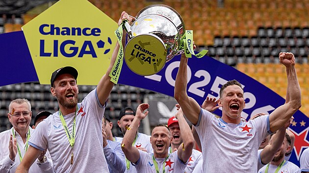 Slávisté Tomáš Chorý (vlevo) a Lukáš Provod zvedají mistrovskou trofej.