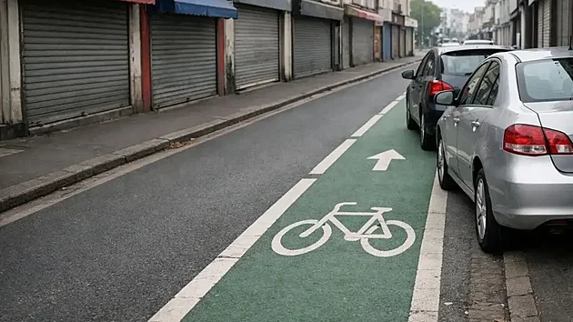 Radnice chce zrušit cyklopruh, nejezdí po něm cyklisté. Nemají jak, blokují ho auta